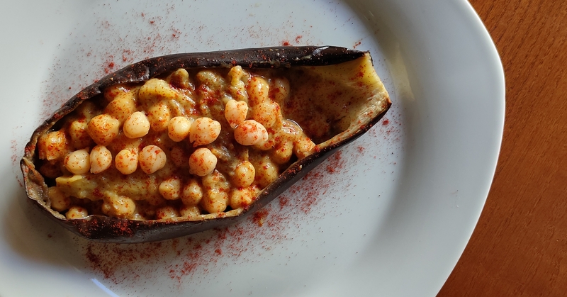 Berenjena rellena de garbanzos y mutabal